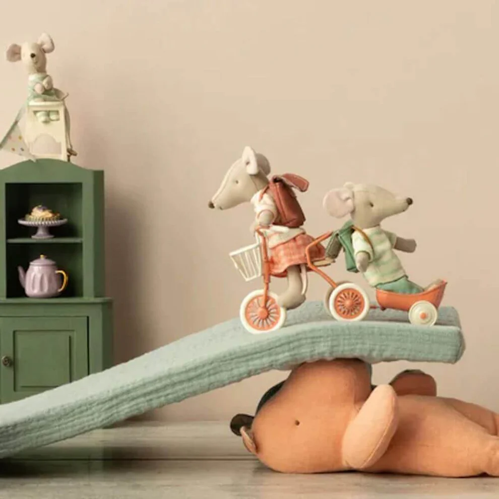 Maileg_Abri_a_Tricycle_Mouse_Coral_2024_Styled_1 Maileg Tricycle Trailer Mouse Green - Image 2